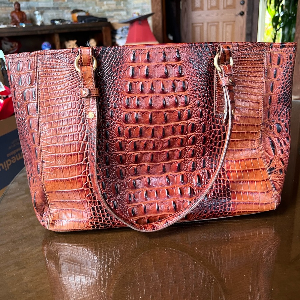 In excellent condition, beautiful shoulder bag. No scuffs or tearing.